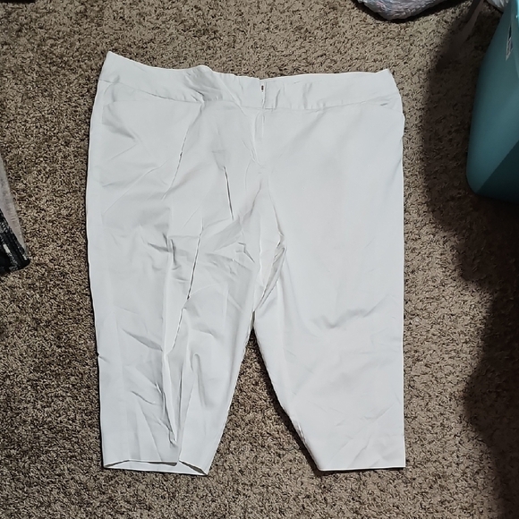 Women's White Capri Pants. Plus Size 24w. - Picture 2 of 3